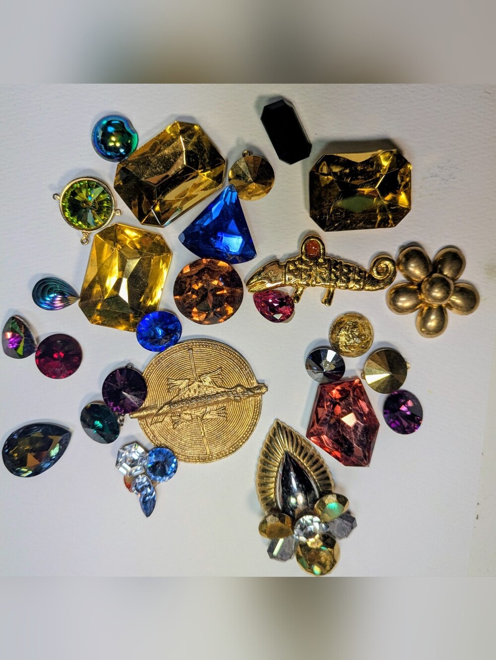 Wendy Gell jewelry supplies Swarovski stones and more.